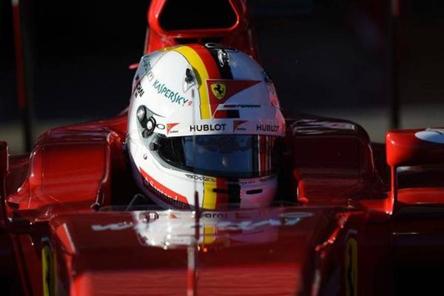 La livrea del nuovo casco di Vettel, bianco con la bandiera tedesca disegnata.
